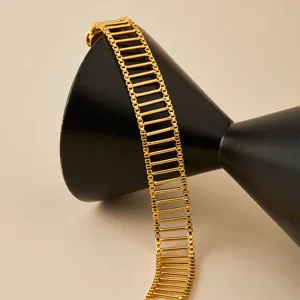 Vista detallada del brazalete de moda ancho multicapa bañado en oro con diseño de escalera.