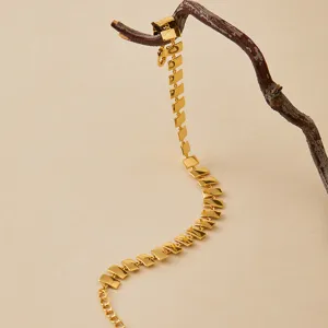 Brazalete de eslabones geométricos chapados en oro con estilo moderno y elegante.