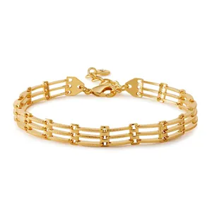 Detalle de pulsera de eslabones chapados en oro de varias filas, diseño geométrico moderno.