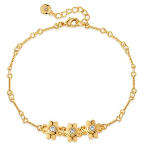 Detalle de la pulsera floral de oro con piedras de circón brillantes y cadena ajustable.