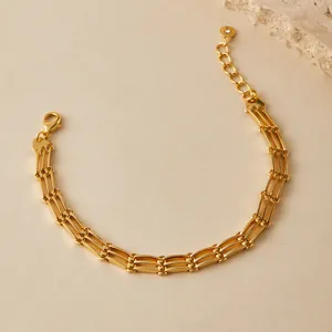 Vista detallada de una pulsera chapada en oro de múltiples hilos con diseño elegante.