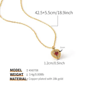 Détail de collier cœur plaqué or avec pendentif en zircon rouge, dimensions et poids.