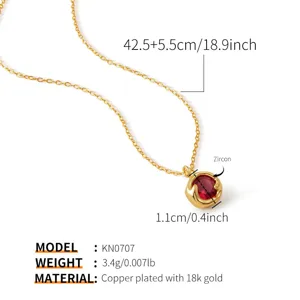Vue détail du collier en zircon rouge plaqué or, chaîne clavicule élégante pour femme.