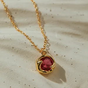 Collier dore en zirconium rouge detail, chaine de clavicule elegante avec pierre rouge.