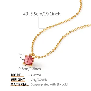 Vue détaillée du collier pendentif en zircon carré rose, montrant dimensions et chaîne.