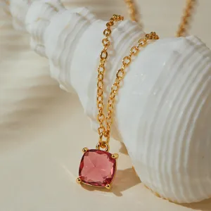 Gros plan détaillé du élégant collier pendentif en pierre précieuse rose carré avec chaîne fine.