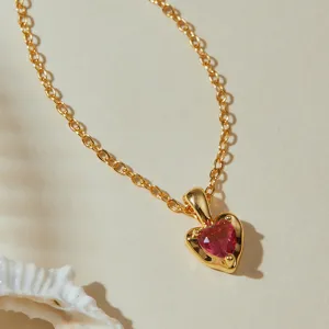 Collier coeur zircon plaqué or vue de détail, élégante chaîne pendentif pierre rouge.