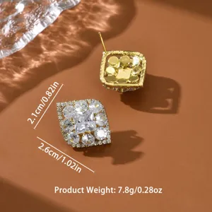 Primo piano di orecchini geometrici placcati in oro con zirconi brillanti e dettagli sulle misure.