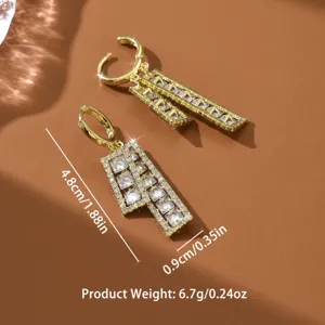 Orecchini pendenti geometrici rettangolari dorati con zirconi cubici trasparenti scintillanti chic.