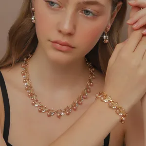 Splendido set di gioielli con collana bracciale e orecchini di perle dal design floreale.