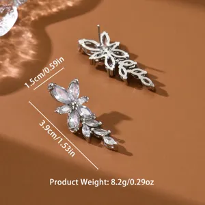 Orecchini a lobo foglia in zirconia cubica brillante con dimensioni dettagliate per donna.