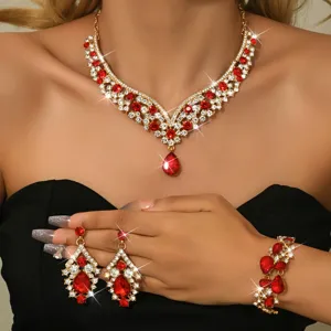 Stupendo set di gioielli retrò europeo con collana orecchini e bracciale in strass rossi.