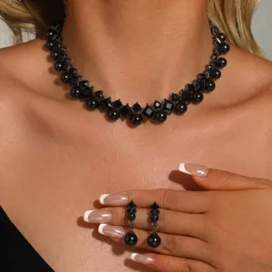 Conjunto de collar gargantilla con perlas negras y pendientes para fiesta de bodas
