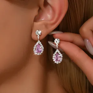 Vista de primer plano detallada de elegantes pendientes de circonita rosa en gota.
