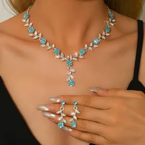Primer plano detallado del conjunto de collar y pendientes de flores de pedrería.
