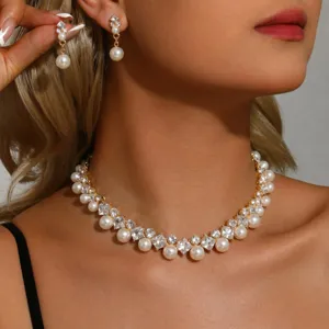 Impresionante juego de joyas de collar y pendientes de perlas y estrases para bodas.