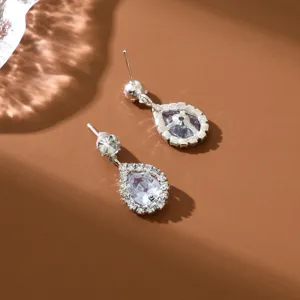 Elegantes pendientes colgantes plateados con piedras circonitas brillantes para las mujeres.