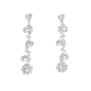 Vue de détail de longues boucles d'oreilles strass étincelantes avec des cristaux en cascade.