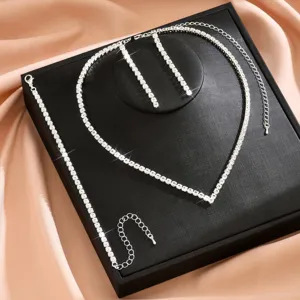 Vista dettagliata del set di gioielli con collana e orecchini in strass scintillanti.
