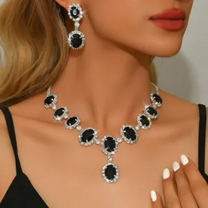 Primo piano dettagliato della collana scintillante di strass neri con orecchini abbinati.
