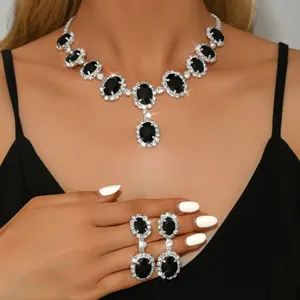 Vista dettagliata di collana con strass di cristallo ovale nero e orecchini abbinati.