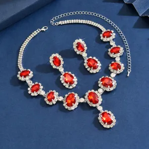Primo piano dettagliato di un elegante set di collana e orecchini con cristalli rossi.
