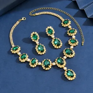 Primo piano dettagliato del set di gioielli con collana e orecchini in strass di cristallo verde.