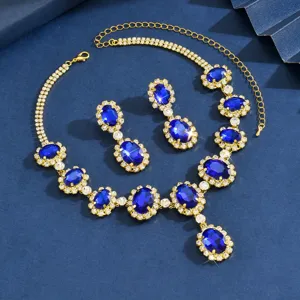 Set di collana e orecchini con strass di cristallo blu ripresa di dettaglio elegante.