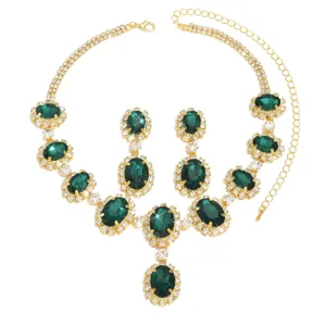 Elegante set di gioielli con collana e orecchini in cristallo verde e strass dorati