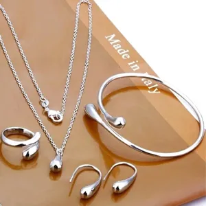 Detail van de elegante zilveren druppel sieradenset inclusief ketting en oorbellen.