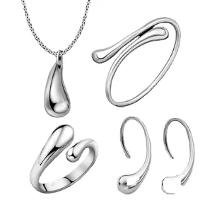 Zilveren 4-delige sieradenset met elegante druppelketting, armband en oorbellen inbegrepen.