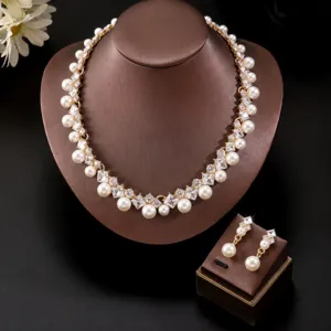 Detalle de collar y pendientes de perlas y cristales para moda nupcial y fiesta elegante.