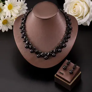 Elegante juego de joyas de collar y pendientes de perlas negras para vestido de fiesta.