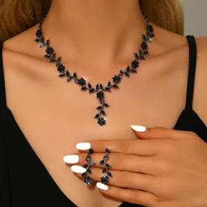 Detalle elegante conjunto collar y pendientes de flores de estrás negro vintage.