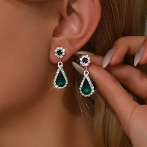 Elegantes pendientes plateados con brillantes piedras de cristal verde y circonita cúbica.