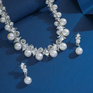 Conjunto collar pendientes perlas estrás primer plano, joya boda novia fiesta brillante.