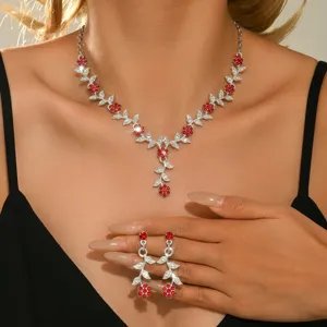 Vista detallada de collar pendientes novia estrás flores, bonito conjunto joyería cristal rojo.