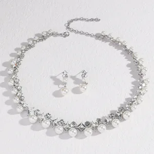Vista detallada de un magnifico conjunto de joyas brillante de cristal y perlas.