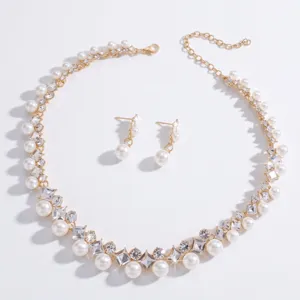 Elegante conjunto de collar y pendientes de perlas y estrás dorados para bodas y fiestas.