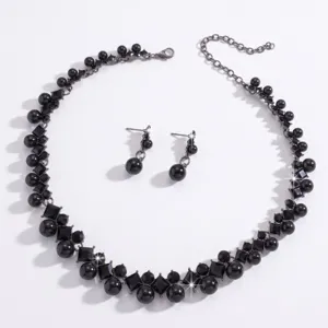 Elegante juego de collar y pendientes de perlas negras con estrases para fiesta de boda.