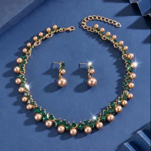 Elegante juego de collar y pendientes de moda con cristales verdes brillantes para fiestas.