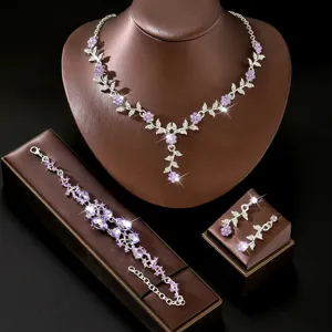 Vista detallada del conjunto de joyas de collar pulsera y pendientes de flores de estrás.