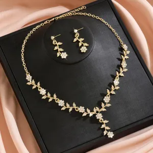 Detalle cercano del conjunto de joyas de collar y pendientes de flores de estrás.