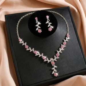 Conjunto de collar y pendientes con flores de estrás, detalle de brillantes cristales rosados.