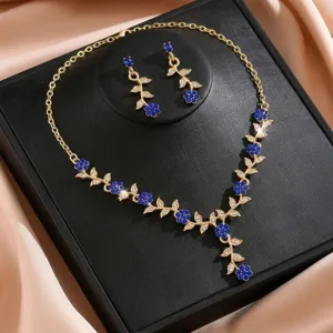 Hermoso primer plano detallado del collar y los pendientes de novia con pedrería azul.