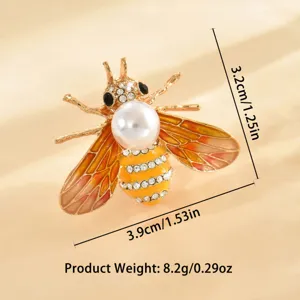 Squisita spilla ape perla cristallo vista dettaglio, elegante accessorio per abito da donna.