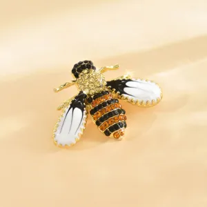 Primo piano dettagliato della splendida spilla ad ape in strass con brillanti cristalli.