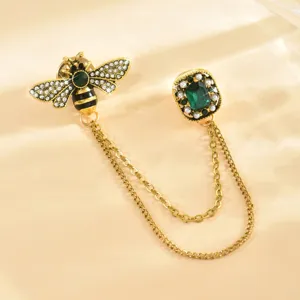 Elegante spilla ape in strass con cristallo verde e doppia catena per colletto abito.