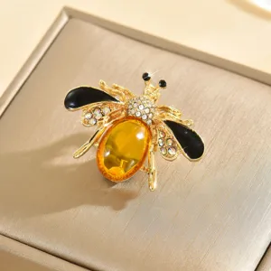 Vista dettagliata spilla ape in strass squisita, spilla smaltata insetto di lusso donna.