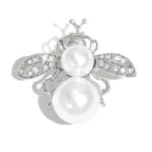 Spilla a forma di ape argentata con perle sintetiche e strass luminosi per look eleganti.